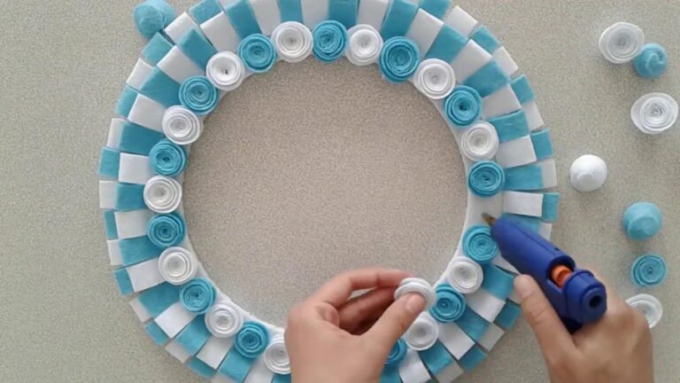 This simple felt trick transforms your door décor into a stunning masterpiece…