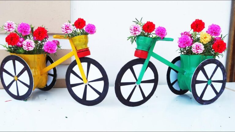 This simple recycling idea transforms plastic bottles into stunning flower pots…
