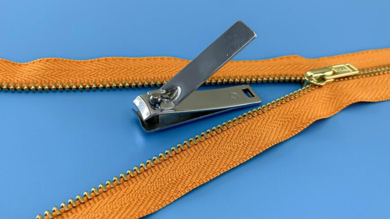 This old trick can transform a broken zipper in minutes…
