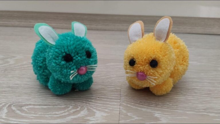 An old trick transforms basic yarn into adorable pompom rabbits… discover how!