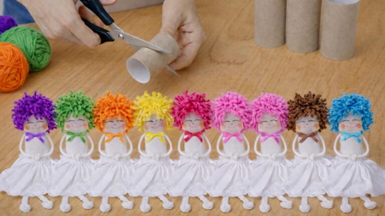 This simple gesture transforms toilet paper rolls into adorable dolls… discover how!