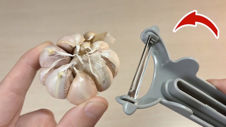 3 Easy Tricks to Peel Garlic in Just 1 Second – You’ll Want to Try This!